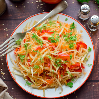 Салат Витаминка из капусты, моркови и перца