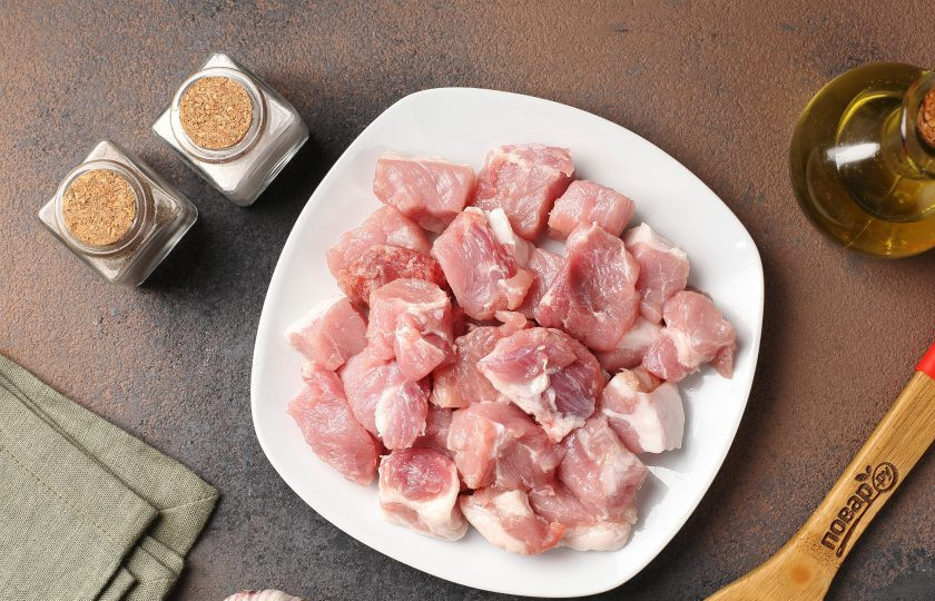 1. Этап. Плов из круглозёрного риса со свиной грудинкой и овощами: Нарежьте грудинку небольшими кубиками, стараясь, чтобы сало было на всех кусочках.