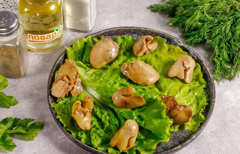 1. Этап. Теплый салат с куриной печенью и вишней: На листья выложите горячую куриную печень.