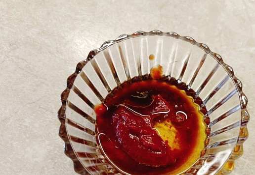 1. Этап. Салат с индейкой и томатной заправкой: Приготовить заправку для салата из томатного соуса Краснодарский, соевого соуса и смеси растительных масел. Добавить сахар, чтоб не было кисло. Это не обязательно, на ваш вкус. Всё слегка взбить вилкой. Всех составляющих для заправки должно быть примерно одинаково.