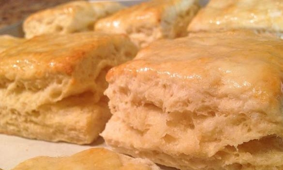 1. Этап. Воздушные слоечки Крем-чиз: Когда слоечки испекутся, достаньте их из духовке, смажьте сливочным маслом и подавайте к чаю.