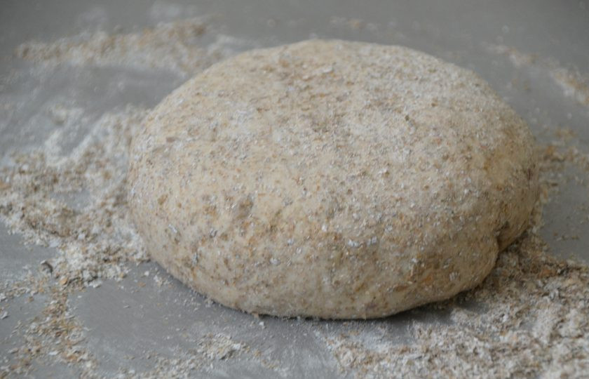 1. Этап. Мультизерновой хлеб: Выбродившее тесто выложите на рабочую поверхность стола, присыпанную смесью муки и отрубей, подкатайте в шар и дайте предварительную расстойку 30 минут, чтобы тесто согрелось и дрожжи 