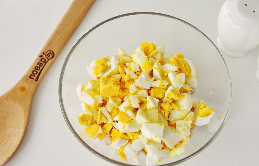 1. Этап. Салат Коралл: Добавьте нарезанные кубиками вареные яйца.