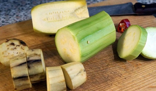 1. Этап. Курица с овощами в духовке: Кабачок порезать кружочками.