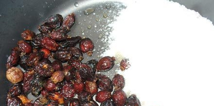 1. Этап. Варенье из шиповника в мультиварке: 1. Шиповник споласкиваем и очищаем от мелкого мусора. Добавим в чашу мультиварки вместе с сахаром. В режиме 