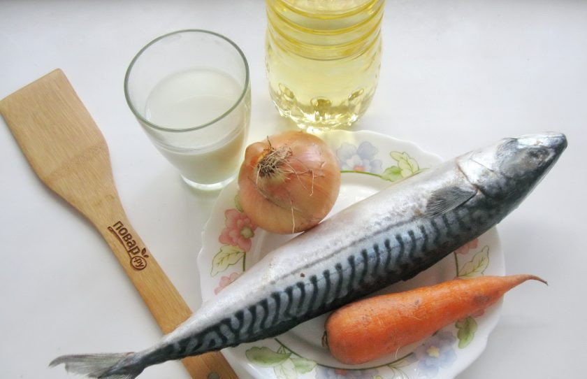 1. Этап. Скумбрия в молоке: Подготовьте ингредиенты для приготовления скумбрии в молоке.