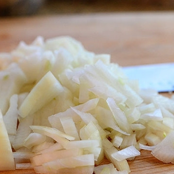 1. Этап. Запеканка с пастой, фаршем и сыром: Мелко нарезаем лук.