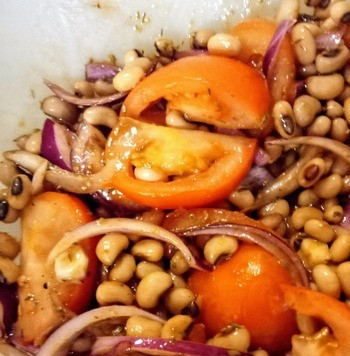 1. Этап. Пирог из Сербии: В отдельной ёмкости смешать помидоры, фасоль, томатную пасту, лук, чеснок, орегано, тимьян, корицу, 3 столовых ложки оливкового масла, 1 чайную ложку соли и перец. Перемешать.