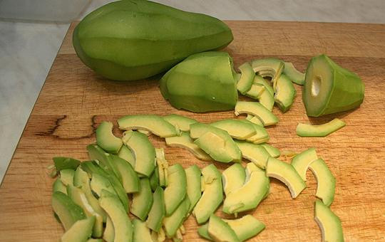 1. Этап. Cалат с креветками: Авокадо нарезаем тонкими ломтиками. При желании можно сбрызнуть лимонным соком.