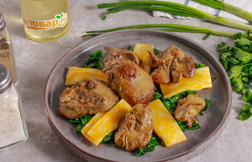 1. Этап. ПП салат с куриной печенью: Выложите обжаренную куриную печень на тарелку.