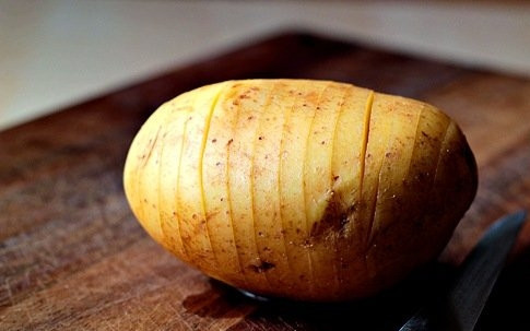 1. Этап. Печеный картофель с сыром: 1. Две крупные картофелины тщательно промываем и делаем на них разрезы, как на фото.