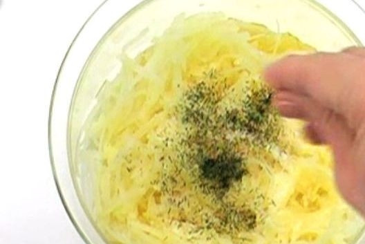 1. Этап. Картофельные оладьи с лососем: Потом промойте и обсушите его. Затем вбейте одно яйцо, влейте масло, добавьте соль и укроп. Все тщательно перемешайте.