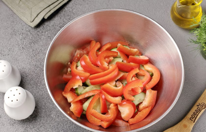 1. Этап. Салат Армения: Болгарский перец нарежьте небольшой соломкой.