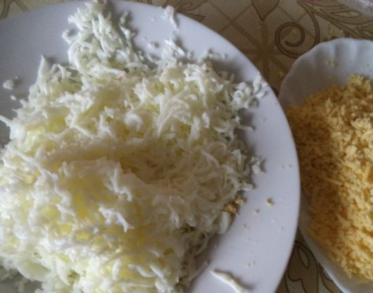 1. Этап. Салат Коза: 4. Яйца лучше натереть так: желток отдельно от белка.