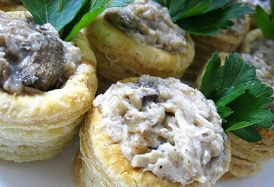 1. Этап. Волованы с начинкой: 4. Начинять волованы одно удовольствие. Украсьте сверху их зеленью петрушки и потрите сыром. Вот такие красавцы и подавайте к столу!