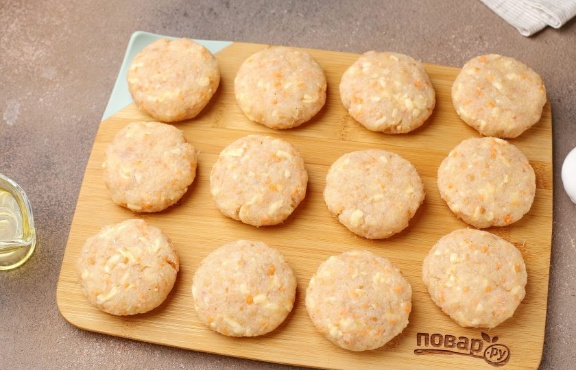 1. Этап. Котлеты из минтая с сыром: Сформируйте котлеты.