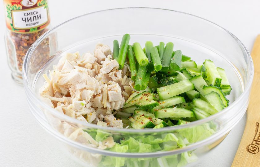 1. Этап. Салат Киото: 2-3 листа пекинской капусты и огурец нарежьте соломкой, зеленый лук нарежьте крупными брусочками, куриное филе нарежьте кубиками. Выложите всё в салатник и добавьте сухой или свежий перец чили по вкусу.