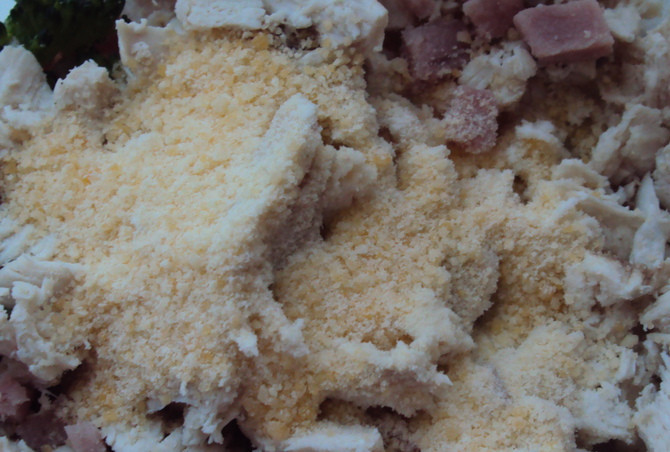 1. Этап. Тортеллини с мясом: Теперь займемся приготовлением начинки. Куриное филе следует заранее приготовить на пару (можно и отварить) и остудить немного. Шпинат окунаем в кипящую воду буквально на минутку, так же даем ему остыть, затем измельчаем. Нарезаем куриное филе довольно мелко и выкладываем в миску, добавляем шпинат, измельченную ветчину, взбитое яйцо, 2 столовые ложки сливок и столько же тертого пармезана. Перемешиваем все ингредиенты.