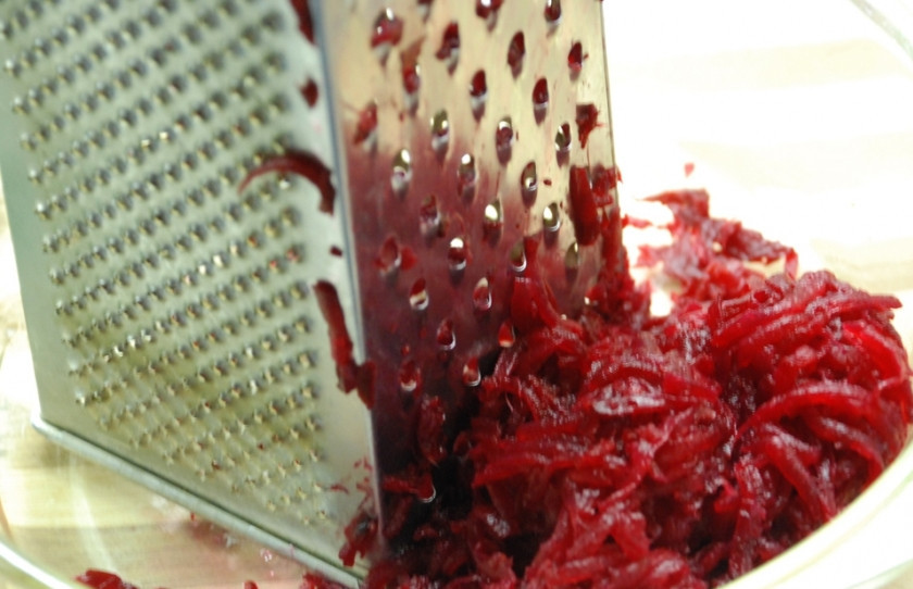 1. Этап. Салат грузинский со свеклой: 1. Свеклу мою и помещаю в кастрюлю, заливаю холодной водой и отвариваю до готовности, затем достаю и очищаю от кожуры. Остывшую свеклу измельчаю на крупной терке.