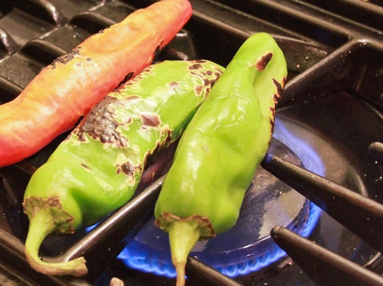 1. Этап. Сливочный соус к рыбе: Сперва нужно подержать перчики над огнем, чтобы очистить шкурку.