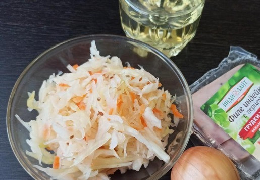 1. Этап. Пирожки из лаваша с квашеной капустой: Подготовить ингредиенты для начинки. Это квашеная капуста, лук и запеченное мясо индейки с перцем ТМ Индилайт.