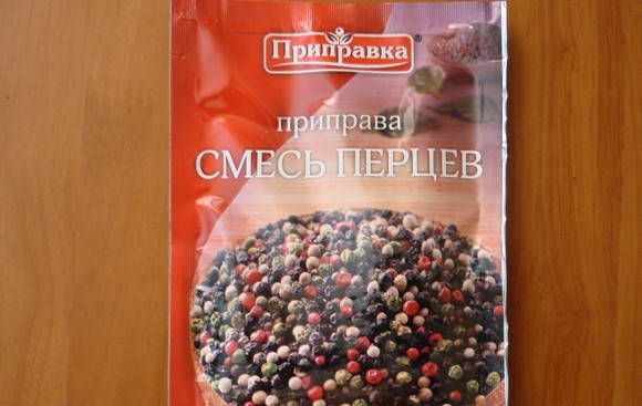 1. Этап. Свинина с чесноком в духовке: 3. В небольшую миску положить сметану и добавить щепотку соли. Затем отправить туда смесь перцев - черный, красный, белый, душистый. Можно воспользоваться готовыми наборами, которые продаются в любом магазине. Тщательно перемешать смесь.
