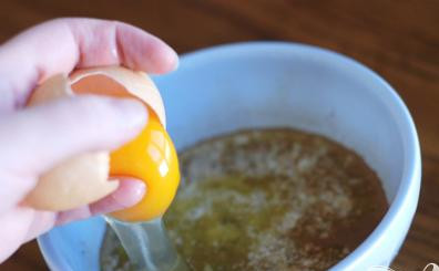 1. Этап. Кофейные маффины: 2. Затем добавить растопленный маргарин, яйца и ванильный экстракт. Взбить венчиком до однородной массы.