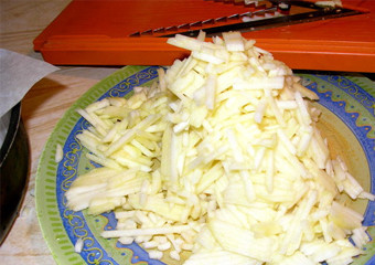 1. Этап. Шарлотка с тертыми яблоками: Яблоки натереть на терке.