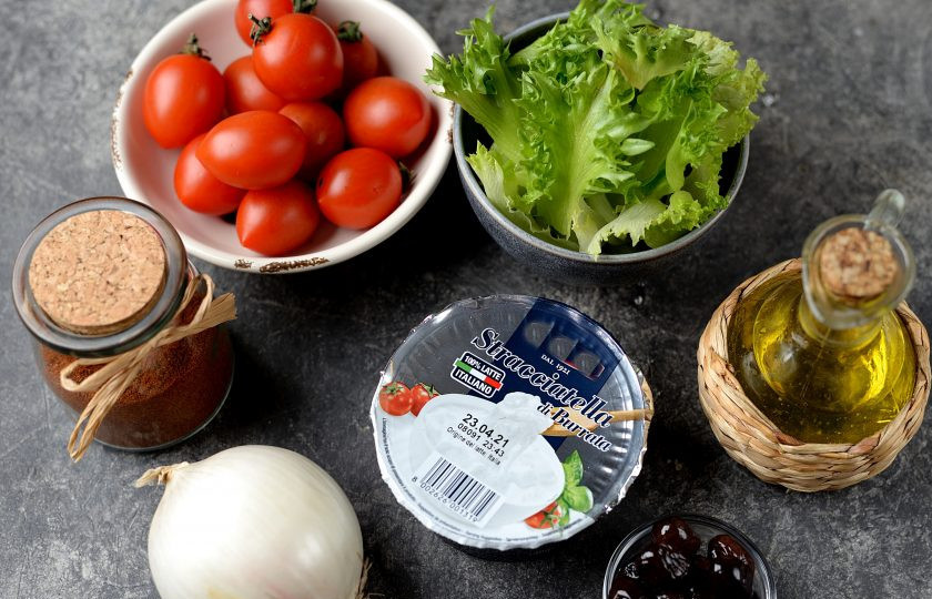 1. Этап. Страчателла с помидорами: Подготовьте все ингредиенты. Лук почистите, помойте вместе с помидорами черри и листовым салатом, обсушите бумажными полотенцами.