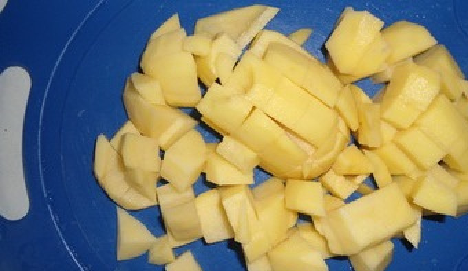 1. Этап. Мясо с грибами в горшочках: Режем картофель и отправляем к другим ингредиентам.