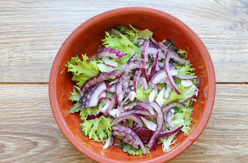 1. Этап. Салат с жареным тунцом: К салатным листьям добавьте порезанный полукольцами красный лук.