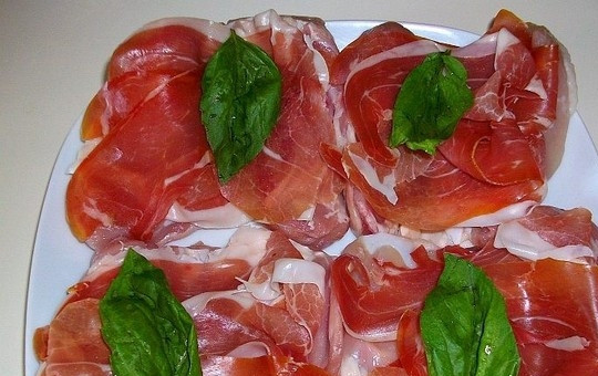 1. Этап. Окорочка без кости: Окорочка без кости распластайте, посолите, положите сверху по 2-3 ломтика тонко нарезанной ветчины и лист свежего базилика.