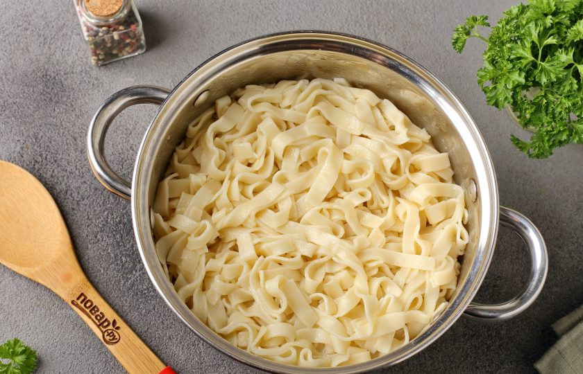 1. Этап. Лагман из кролика: Параллельно отварите в подсоленной воде лапшу и заправьте маслом.