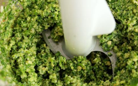 1. Этап. Перцы с зеленой пастой: В блендере измельчаем до однородности промытую петрушку, кедровые орехи, лимонный сок, ложre оливкового масла, пармезан и чеснок. Посолит и поперчить по вкусу.