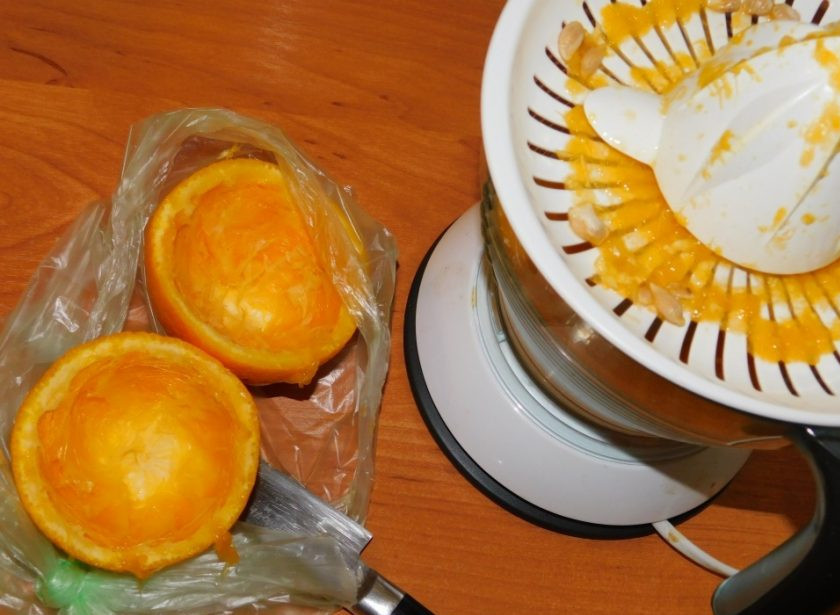 1. Этап. Свинина в горчично-имбирном маринаде с апельсинами: Из апельсина выжмите сок и залейте им мясо.