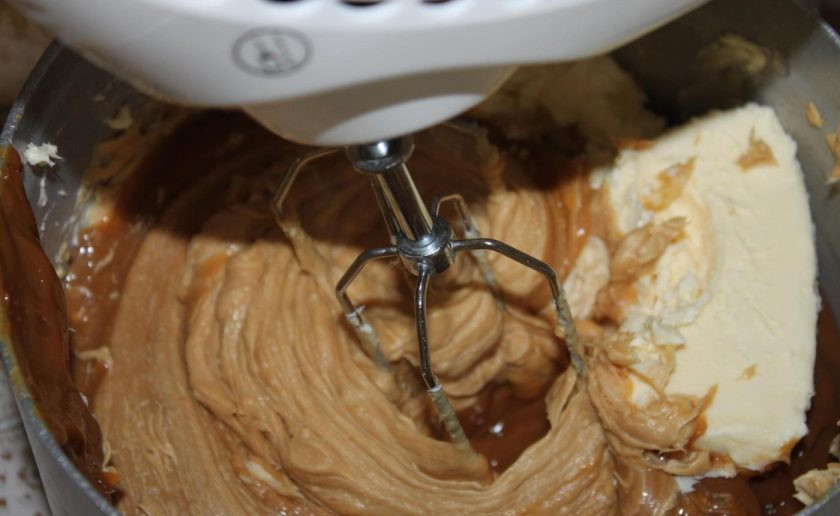 1. Этап. Торт со сгущенным молоком: Масло взбейте со сгущёнкой миксером до единой консистенции.