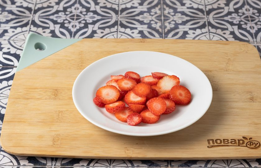 1. Этап. Фруктово-ягодный салат с йогуртом: Клубнику помойте и обсушите. Удалите хвостики и порежьте кружочками.