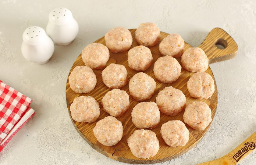 1. Этап. Фрикадельки в соусе Бешамель: Хорошо все перемешайте, а затем мокрыми руками сформируйте фрикадельки.