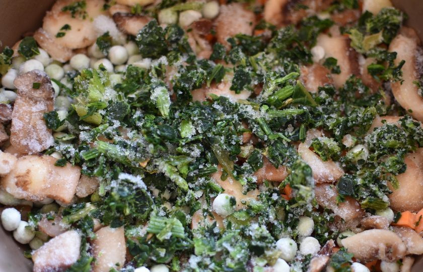 1. Этап. Рис с грибами, овощами и шпинатом: Поверх всего разложите шпинат. Посолите по вкусу.