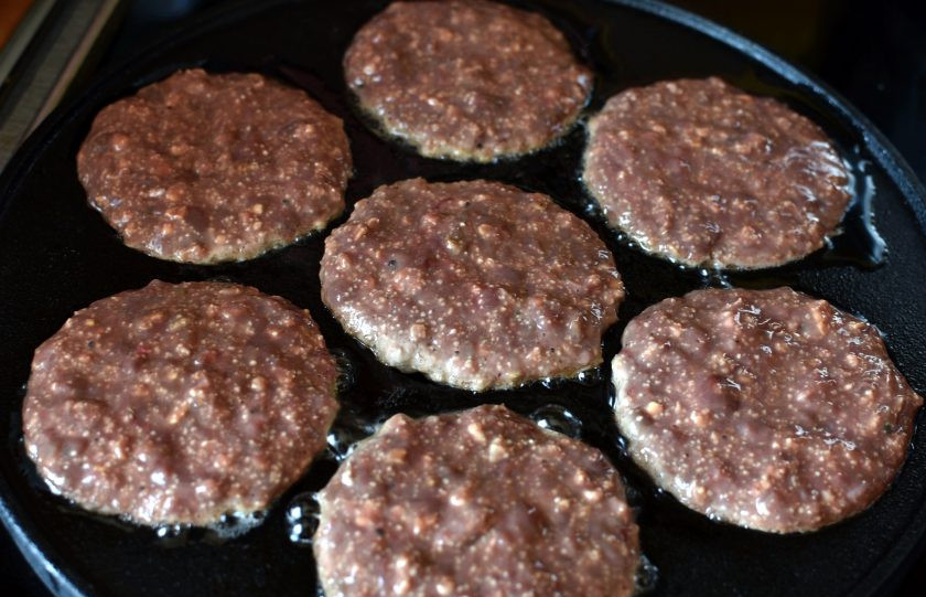 1. Этап. Котлеты из печени с овсяными хлопьями: Обжарить котлеты на небольшом количестве масла, выкладывая загустевший фарш ложкой на разогретую сковороду. Жарить на среднем огне по 2 минуты с каждой стороны. Готовые котлеты сложить в сковороду и, накрыв крышкой, дать постоять на плите без нагрева минут 10.