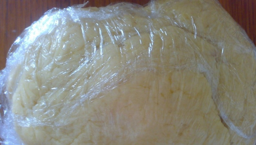 1. Этап. Пирог с курицей и грибами: Положите его в пакет и оставьте в холодильнике на несколько часов. Тесто отдохнет и приобретет необходимую консистенцию, чтобы можно было сделать из него корж.