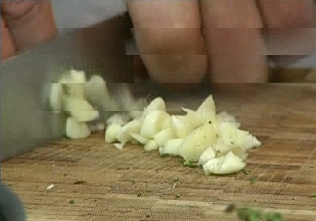 1. Этап. Кабачки с тушенкой: Выпариваем жидкость из риса. Теперь нужно добавит мелко нарезанный чеснок.