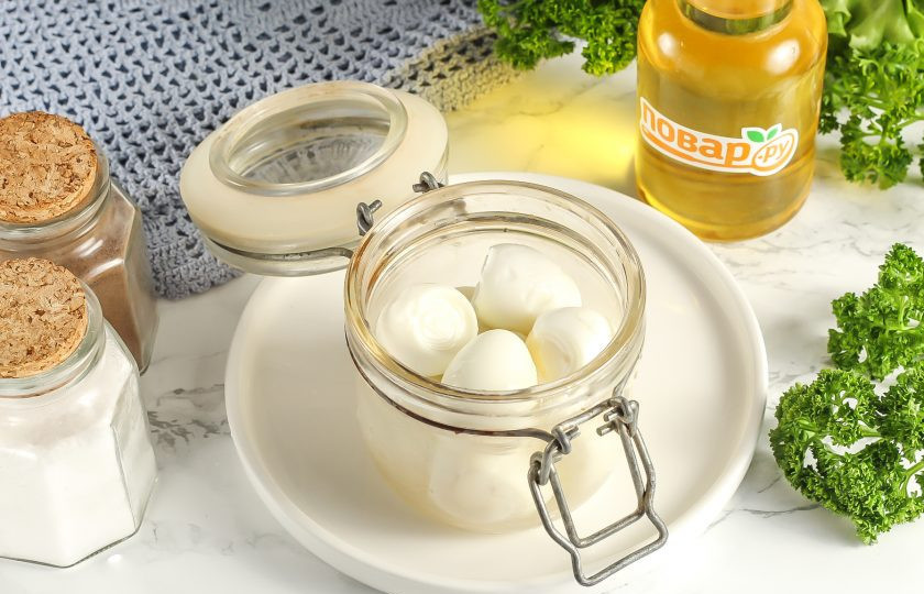 1. Этап. Перепелиные яйца по-китайски: Выберите небольшую узкую емкость: банку или контейнер. Выложите в нее очищенные вареные перепелиные яйца.