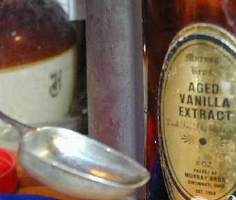 1. Этап. Самое простое сливочное мороженое: 3. В чашу мороженицы залейте около 2 литров сливок и сахар. Если вы привыкли к покупному мороженому, можете увеличить количество сахара, потому что отдельные фирмы добавляют сахар в расчете 1,5 стакана на литр молока.