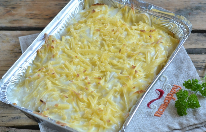 1. Этап. Картошка под соусом Бешамель: Готовьте картошку 30-40 минут до образования румяной корочки. Затем достаньте из духовки, дайте ей полностью остыть. Холодную запеканку разделите на порционные кусочки.