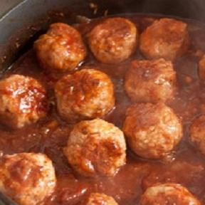 1. Этап. Тефтели со спагетти: 4. Тефтели готовы. Выложить их в соус и добавить туда же травы. Тушить на небольшом огне 5 минут. Отварить спагетти. На порционную тарелку выложить пасту, сверху положить тефтели и залить соусом. Украсить тертым сыром и зеленью.