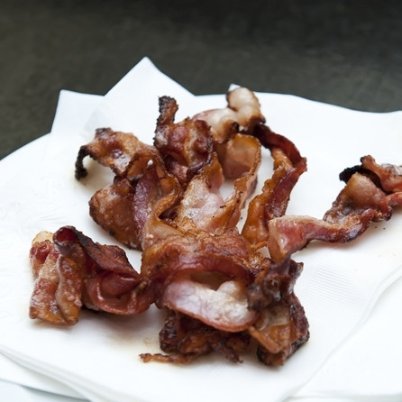 1. Этап. Салат со шпинатом и беконом: 5. Готовый бекон выложите на бумажное полотенце, чтобы стек жир. Жир из сковороды не выливайте, используем его в качестве заправки для салата.