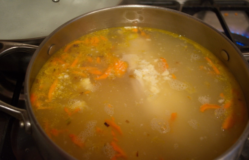 1. Этап. Суп затирка с мясом: В суп отправляем зажарку, картофель. Варим 5 минут и добавляем (кроша) полученную мучную крошку. Постоянно помешиваем. Даем повариться 5-7 минут.