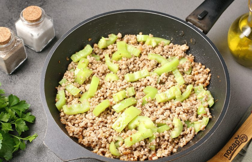 1. Этап. Булгур с фаршем, сладким перцем и сметаной: Готовьте всё вместе ещё в течение 2-3 минут.