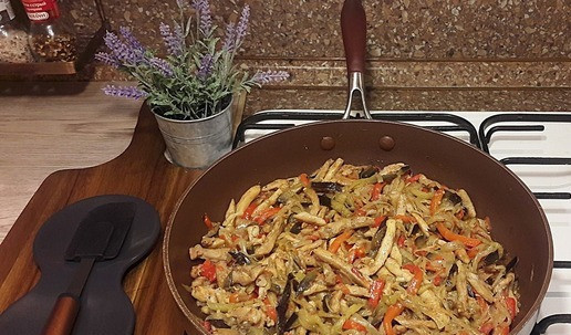 1. Этап. Курица с баклажанами к 14 февраля: Смешиваем все в сковороде, прогреваем 15 минут